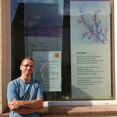 Gisbert Amm vor dem Schaufenster des Lyrikhauses. Foto: Jos Delisse